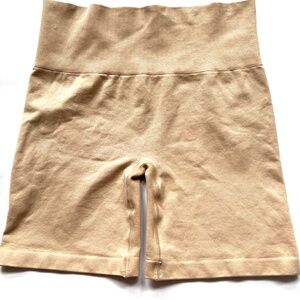 Aritzia TNA Body Hi-Rise Biker Shorts Beige 7" Inseam New With Tags Stretchy